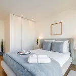 Apartment Spacious Light-filled Flat With Garage By Hostwise *