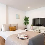Spacious Light-filled Flat With Garage By Hostwise Apartment