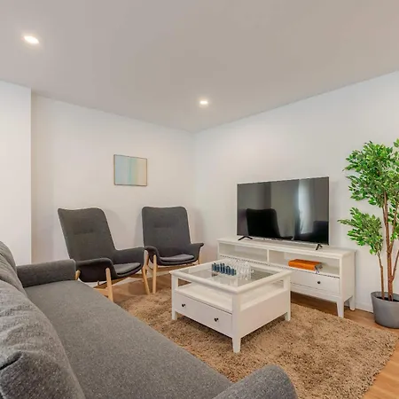 Spacious Light-filled Flat With Garage By Hostwise *