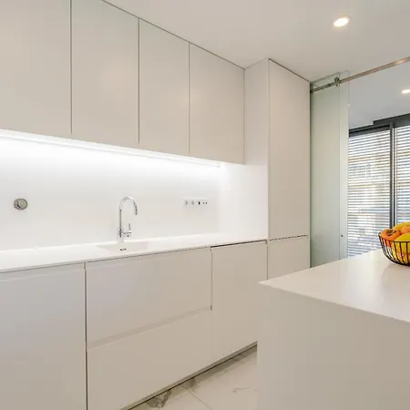Appartement Spacious Light-filled Flat With Garage By Hostwise *