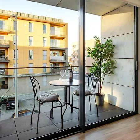 아파트 Spacious Light-filled Flat With Garage By Hostwise