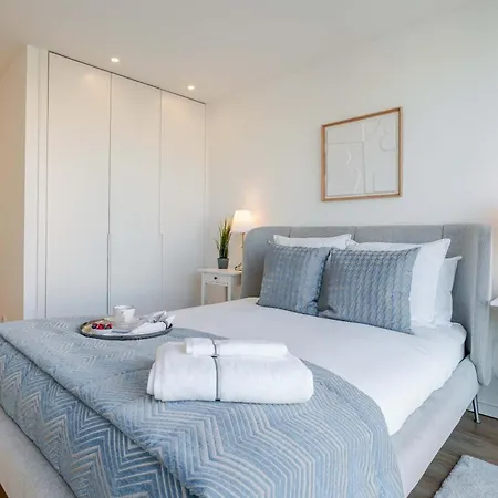 Spacious Light-filled Flat With Garage By Hostwise *