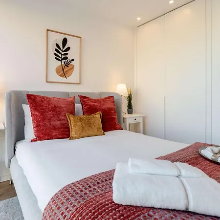 Appartement Spacious Light-filled Flat With Garage By Hostwise *