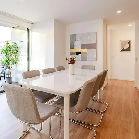 Apartamento Spacious Light-filled Flat With Garage By Hostwise *