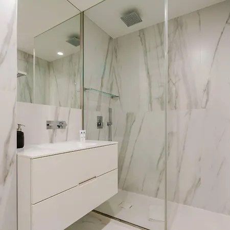 Spacious Light-filled Flat With Garage By Hostwise Apartamento *