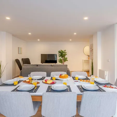 Spacious Light-filled Flat With Garage By Hostwise Appartement *