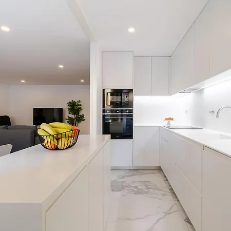 Spacious Light-filled Flat With Garage By Hostwise *