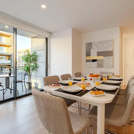 Spacious Light-filled Flat With Garage By Hostwise Appartement