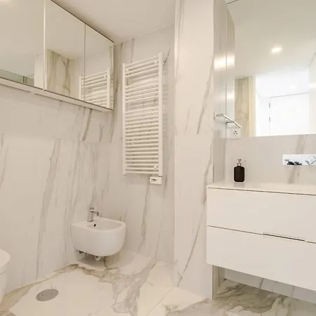 Spacious Light-filled Flat With Garage By Hostwise * Leça da Palmeira