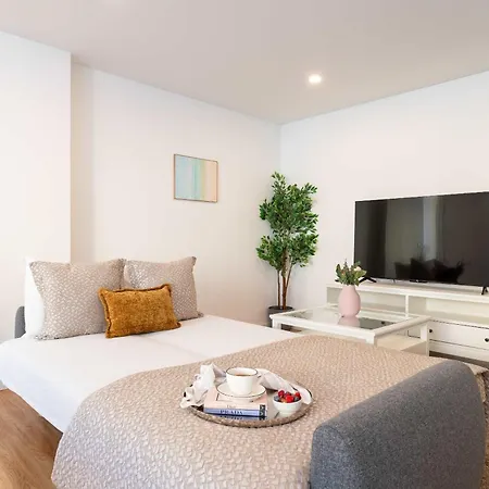 Spacious Light-filled Flat With Garage By Hostwise Appartement