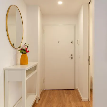 Apartamento Spacious Light-filled Flat With Garage By Hostwise