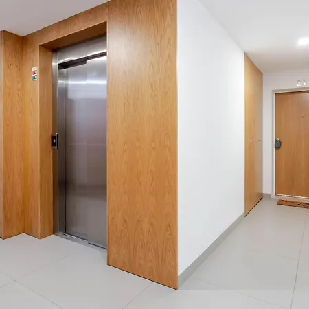 Spacious Light-filled Flat With Garage By Hostwise