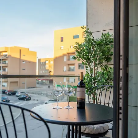 Apartamento Spacious Light-filled Flat With Garage By Hostwise *