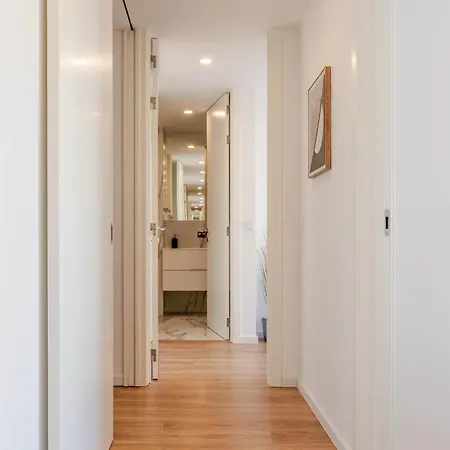 Spacious Light-filled Flat With Garage By Hostwise *