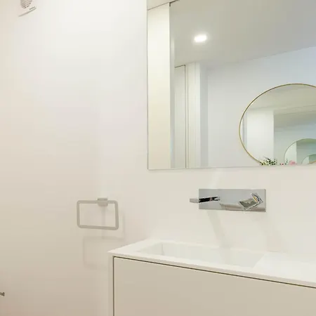 Spacious Light-filled Flat With Garage By Hostwise Leça da Palmeira