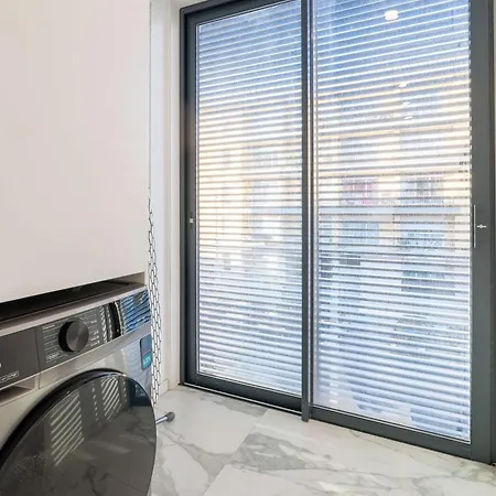 Spacious Light-filled Flat With Garage By Hostwise 아파트