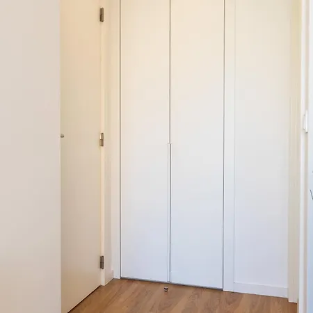 Apartamento Spacious Light-filled Flat With Garage By Hostwise *