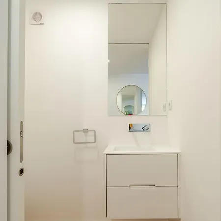 Spacious Light-filled Flat With Garage By Hostwise