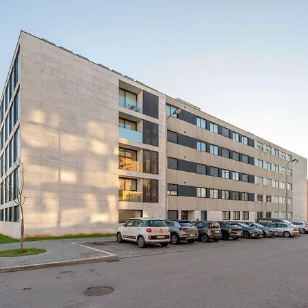 Daire Spacious Light-filled Flat With Garage By Hostwise Leça da Palmeira