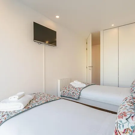 Apartment Spacious Light-filled Flat With Garage By Hostwise *