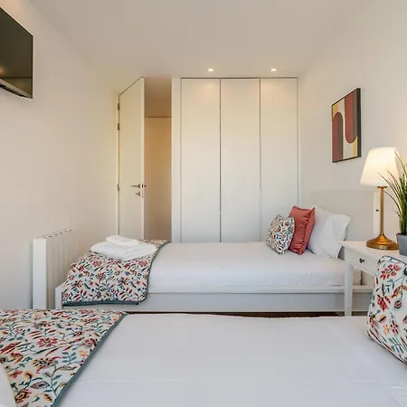 Spacious Light-filled Flat With Garage By Hostwise Apartment