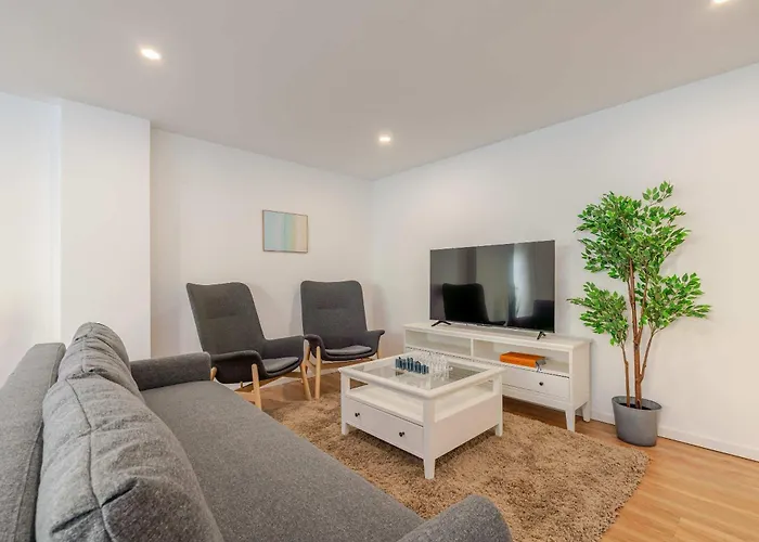 Spacious Light-filled Flat With Garage By Hostwise *