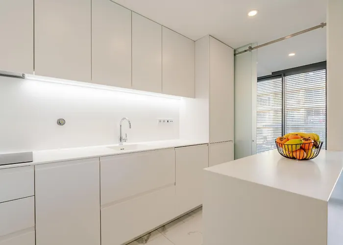 Apartment Spacious Light-filled Flat With Garage By Hostwise *