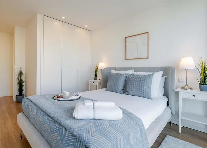 Spacious Light-filled Flat With Garage By Hostwise *