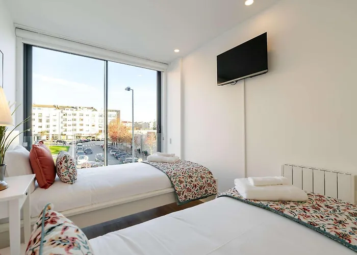 Spacious Light-filled Flat With Garage By Hostwise * Leça da Palmeira