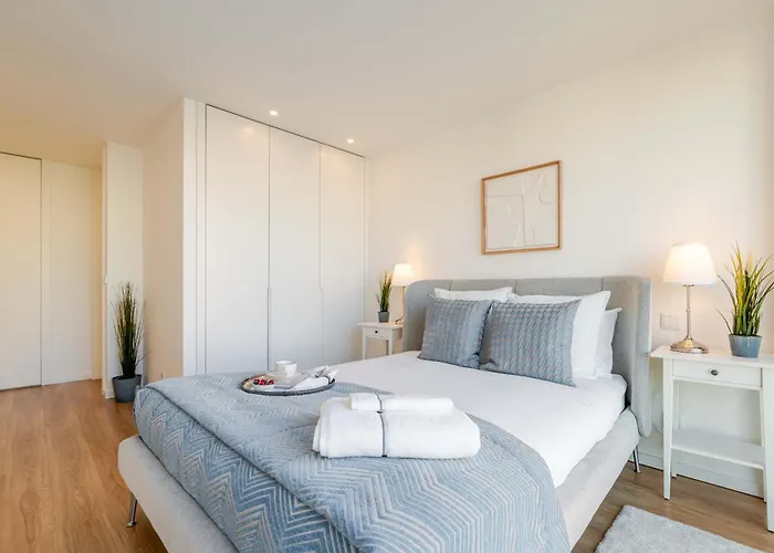 Daire Spacious Light-filled Flat With Garage By Hostwise *