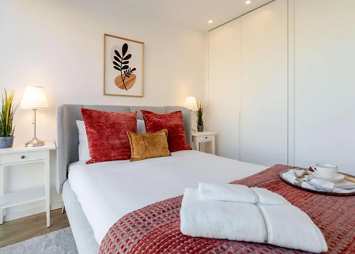 Daire Spacious Light-filled Flat With Garage By Hostwise *