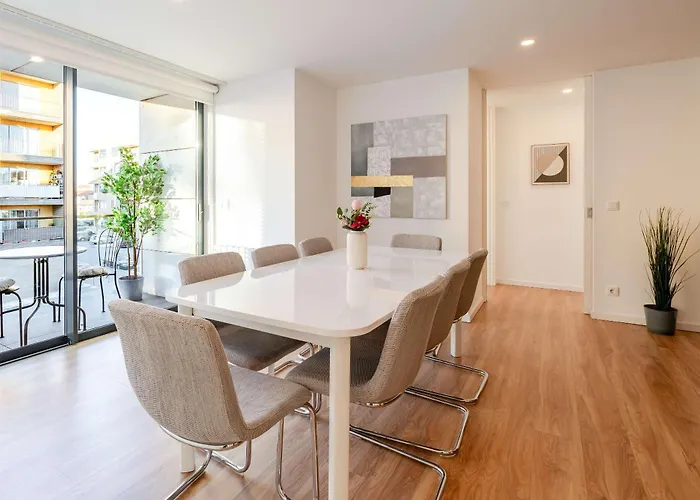 Apartment Spacious Light-filled Flat With Garage By Hostwise *