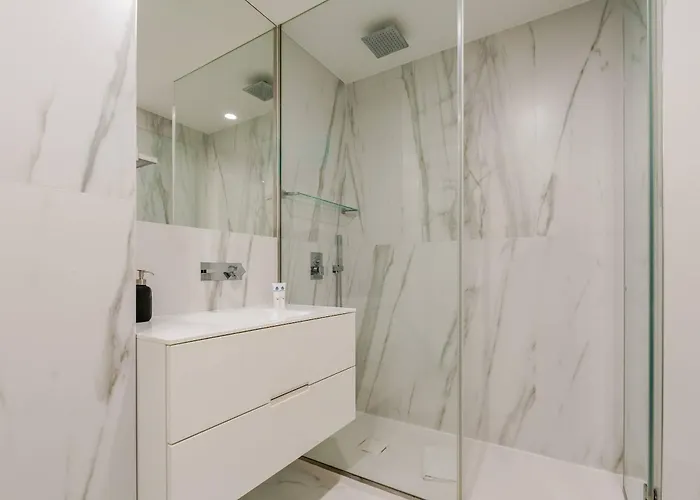 Spacious Light-filled Flat With Garage By Hostwise Apartment *