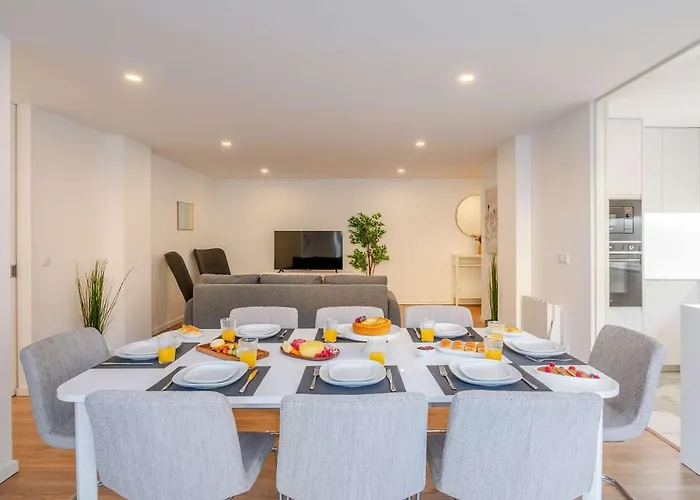 Spacious Light-filled Flat With Garage By Hostwise Daire *