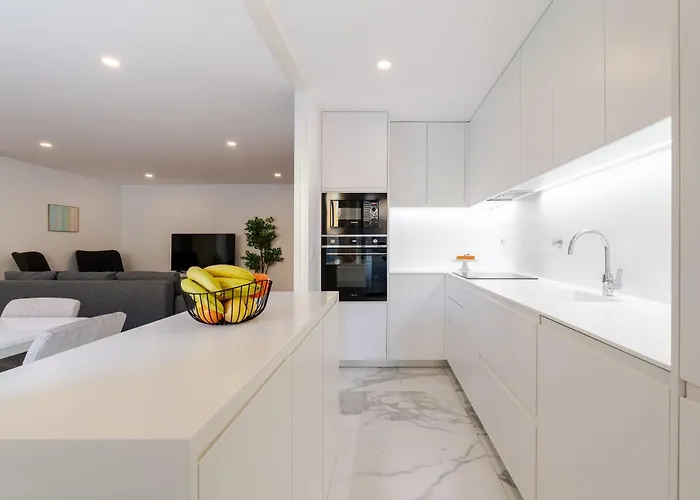 Spacious Light-filled Flat With Garage By Hostwise *