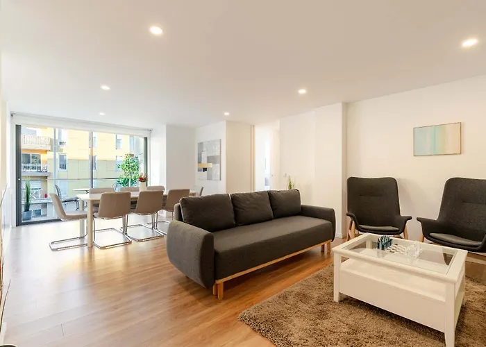 Apartment Spacious Light-filled Flat With Garage By Hostwise *