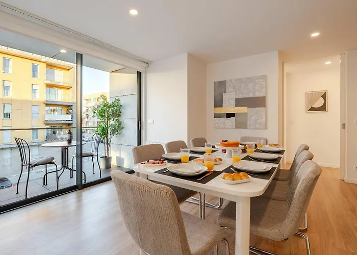 Spacious Light-filled Flat With Garage By Hostwise Apartment