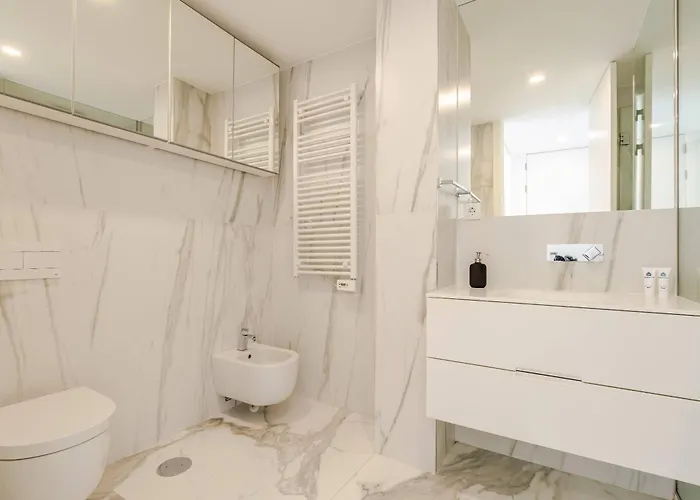 Spacious Light-filled Flat With Garage By Hostwise * Leça da Palmeira