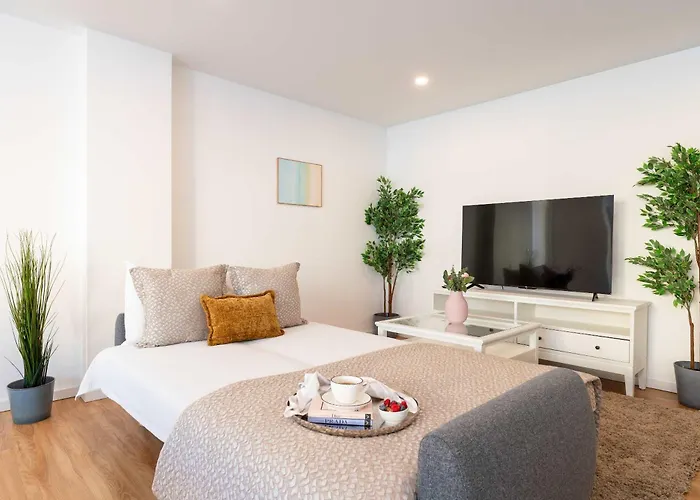 Spacious Light-filled Flat With Garage By Hostwise Daire