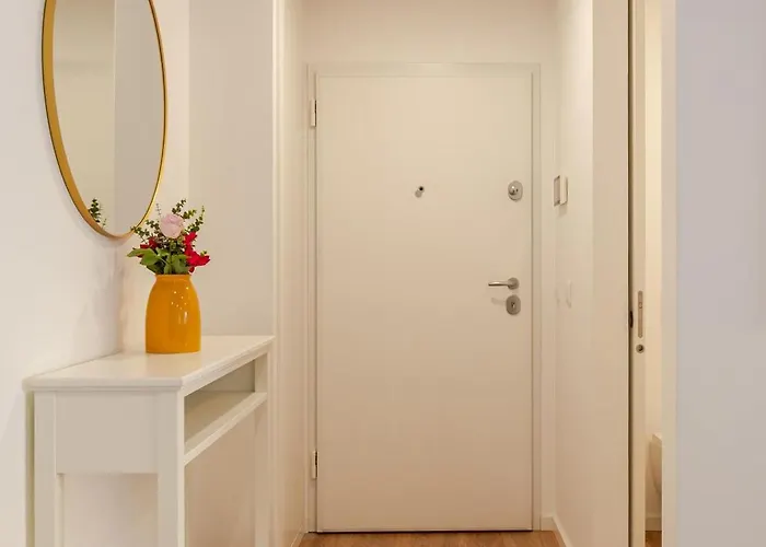 Apartment Spacious Light-filled Flat With Garage By Hostwise