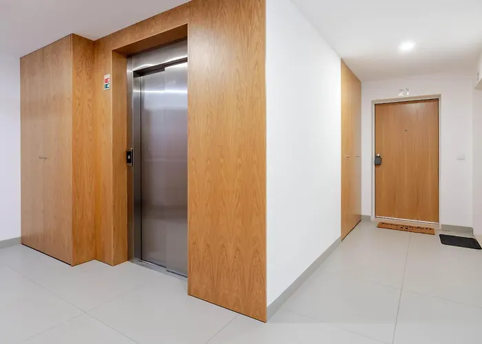 Spacious Light-filled Flat With Garage By Hostwise