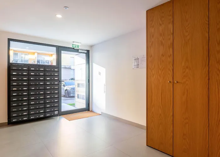 Spacious Light-filled Flat With Garage By Hostwise Daire
