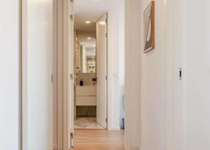 Spacious Light-filled Flat With Garage By Hostwise *