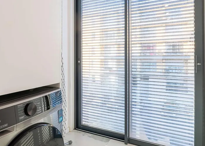 Spacious Light-filled Flat With Garage By Hostwise Apartment