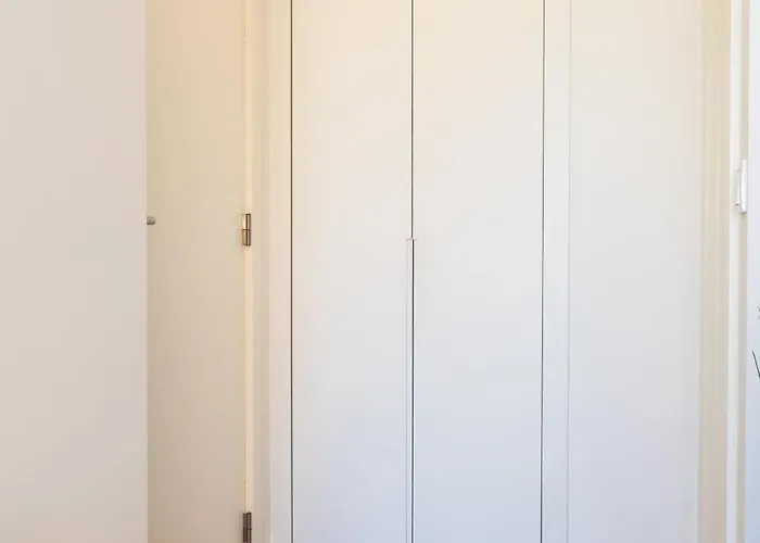 Apartment Spacious Light-filled Flat With Garage By Hostwise *