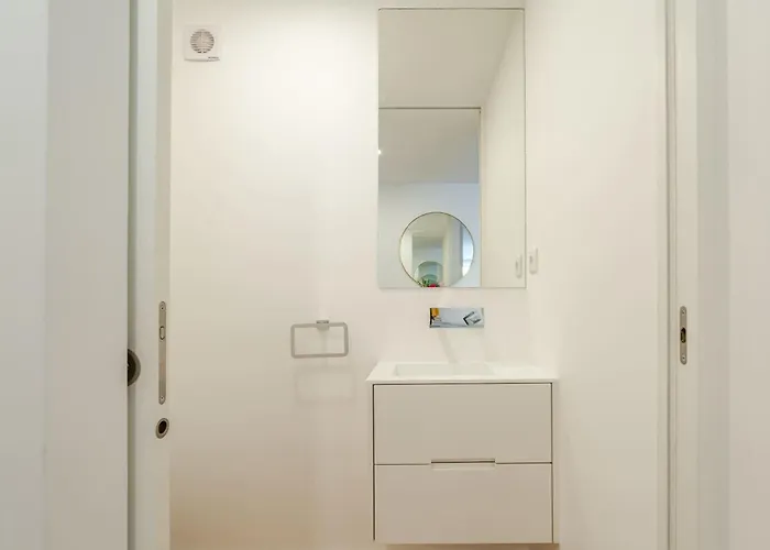 Spacious Light-filled Flat With Garage By Hostwise